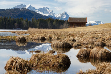 Geroldsee mit schneebedeckten Bergen und Heustadl, Bayern