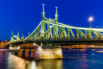 Obraz premium Liberty Bridge in Budapest at night, Hungary