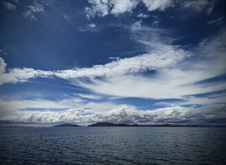 Fototapeta na wymiar nubes sobre lago
