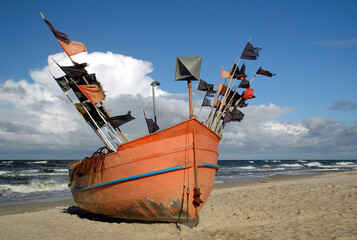 oranges Fischerboot am Meer