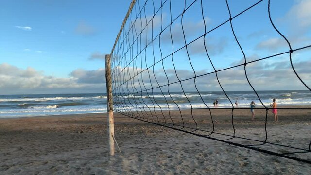 Red de voleibol en la playa contra el viento -  Volleyball net on the beach against the wind