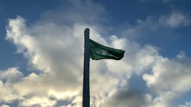 Bandera verde con la palabra "SI" -  Green banner with the word "YES"