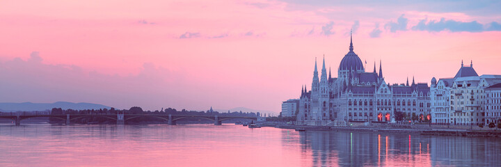 Fototapeta premium Parliament building in Budapest early morning