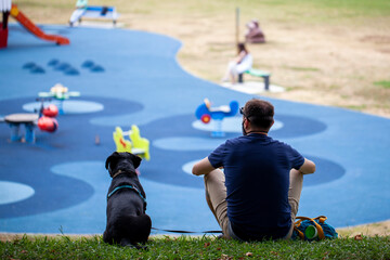 Hombre y perro en el parque