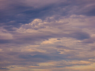 Naklejka na ściany i meble Nubes de color púrpura en el cielo poco antes de la puesta de sol en el norte de España