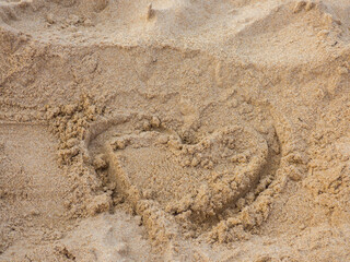 Un corazón incompleto dibujado en la arena de la playa de Somo, España