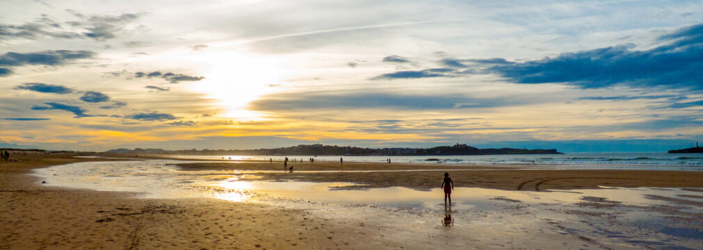 Imagen panor&aacute;mica de una puesta de sol en la playa de Somo, en la regi&oacute;n espa&ntilde;ola de Cantabria