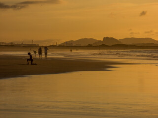 Fototapeta na wymiar Puesta de sol en la playa de Somo, situada en la bahía de Santander, España
