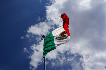 Bandera ondeando con nubes de fondo