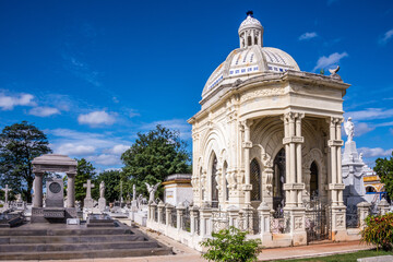 Fototapeta na wymiar Tumbas y mausoleos en el cementerio de Cristobal Colón de La Habana, Cuba