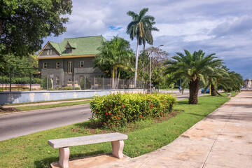 Fototapeta na wymiar Casa de las tejas verdes en la Quinta Avenida de la ciudad de La Habana, Cuba