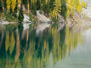 USA, Washington State. Okanogan-Wenatchee National Forest, Reflections at Blue Lake