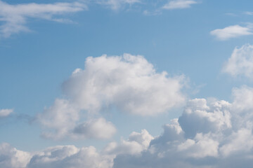 Nuages dans un ciel bleu