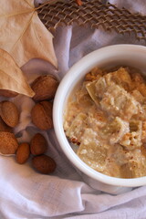 Cardo con salsa de almendras y nueces
