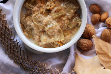 Cardo con salsa de almendras y nueces