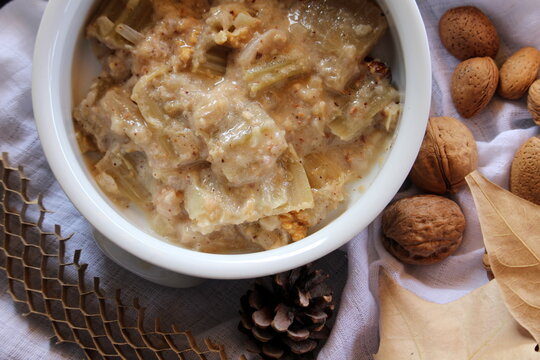 Cardo con salsa de almendras y nueces