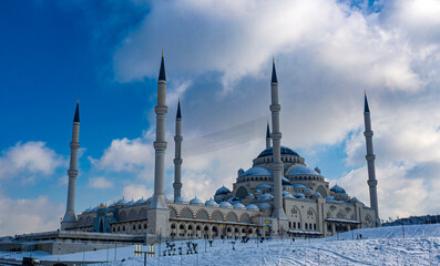 Plakat Camlica Mosque, is a mosque located in the city of Istanbul in Turkey. The mosque is the largest mosque in the history of the republic. The magnificent view of this great mosque fascinates many people