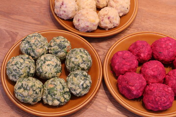Dreierlei Südtiroler Knödel (Speck, Spinat, Rote Rübe).