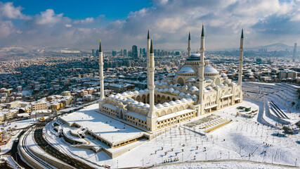 A beautiful, panoramic shot taken by a drone that captures Kelebekler valley. This scenery's vivid colors, its sea and its forest full of green trees create a marvellous view that is pleasing to eye.