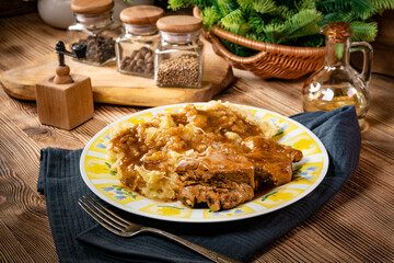 Delicious pork ribs stewed in gravy.