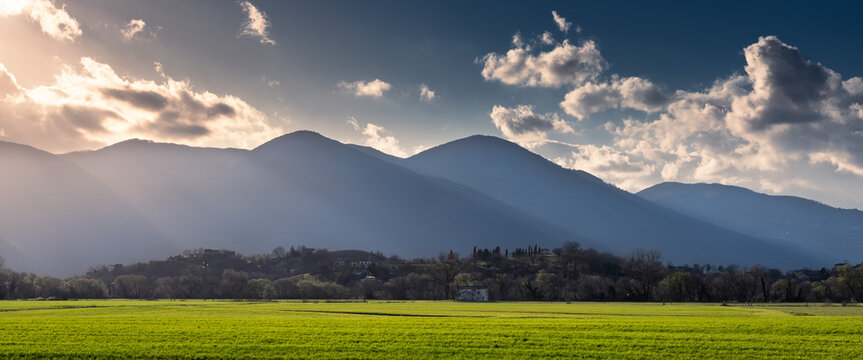 ultime luci del giorno sulla piana di rieti vista dal lago di ripasottile. campi verdi illuminati dai raggi caldi del sole