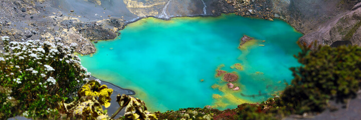 Lac d'acide dans le cratère du volcan Poás au Costa Rica © Tanguy de Saint Cyr