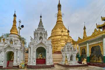 Fototapeta na wymiar Shewdagon pagoda in a cloudy day, Myanmar (Burma)