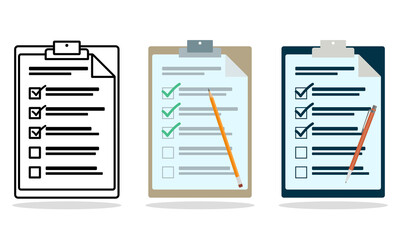 Checklist isoliert mit Bleistift und Kugelschreiber grüne Häkchen abgehakt erledigte Aufgaben