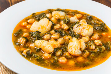 Garbanzos con bacalao y espinacas
