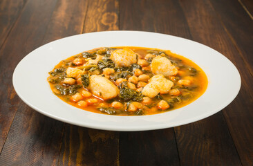 Garbanzos con bacalao y espinacas
