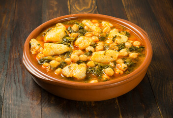 Garbanzos con bacalao y espinacas