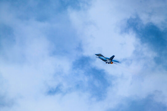 F-16 Fighting Falcon flying against sky