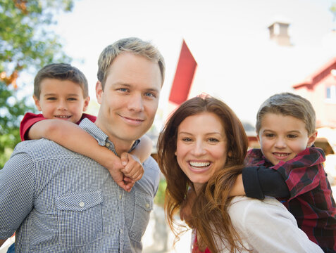 USA, New York, Flanders, Couple with two boys (4-5, 8-9) portrait