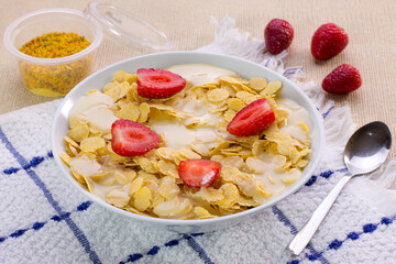 Desayuno de cereal, y fresa con leche