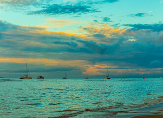 Obraz premium Tour Boats Moored off of Lahaina Beach, Lahaina, Maui, Hawaii, USA
