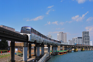 京浜運河を行く東京モノレール