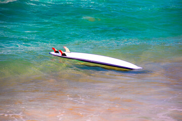 A washed up surfboard on the shore