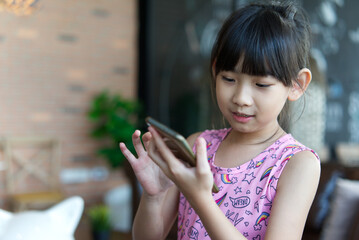 asian child girl Take pictures from the phone Happy fun