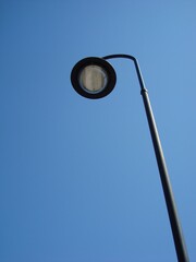 Farol metálico con cielo azul de fondo 2