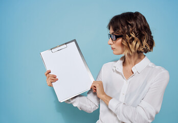 Naklejka premium Business woman with document folder white sheet of paper business mockup
