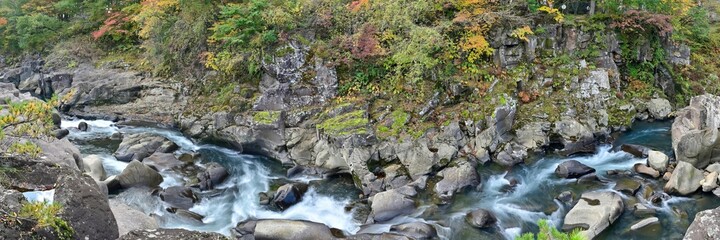 ダイナミックな厳美渓の渓流のパノラマ情景＠一関、岩手
