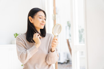 髪を気にする日本人女性のポートレート
                        