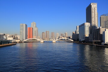 Fototapeta na wymiar 隅田川に架かる勝鬨橋と高層ビル群