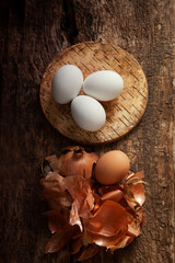 Coloring white eggs with onion shell, flatlay on wooden table
