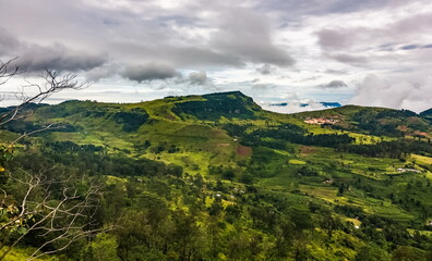 Obraz premium Mountain landscape landscape with clouds in the sky in Sri Lanka