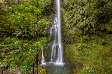 Fototapeta na wymiar Langzeitbelichtung eines Wasserfalls am Wegesrand der Wanderung zum Caldeirao Verde in Madeira Portugal