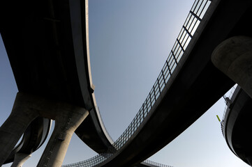 青空と高速道路