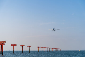 山口宇部空港の海上誘導灯と着陸態勢で降下する航空機