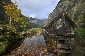 Idyllisches Herbstbild an einem Bergsee