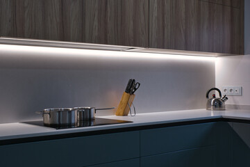 Vista angular del mueble superior y la encimera de una lujosa cocina contempor&aacute;nea. 